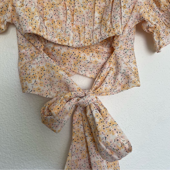 Cropped Floral Short-Sleeve Crossover Wrap Top - Picture 6 of 9